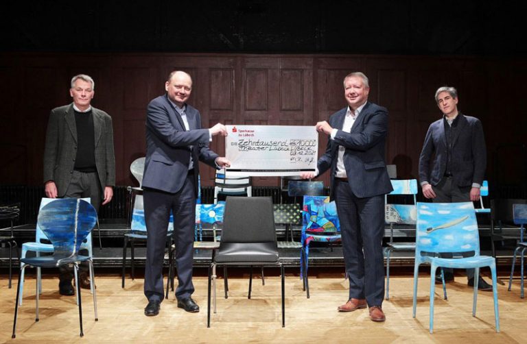 Vorstand der Sparkasse zu Lübeck AG übergibt »Weihnachtsspende«  an das Theater Lübeck